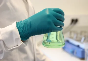 EN ISO 374: Čo znamená norma pre chemicky odolné ochranné rukavice?